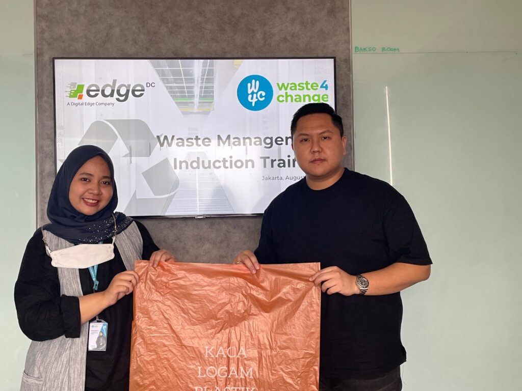 W4C trainer handed over the first waste bag to EDGE DC CEO