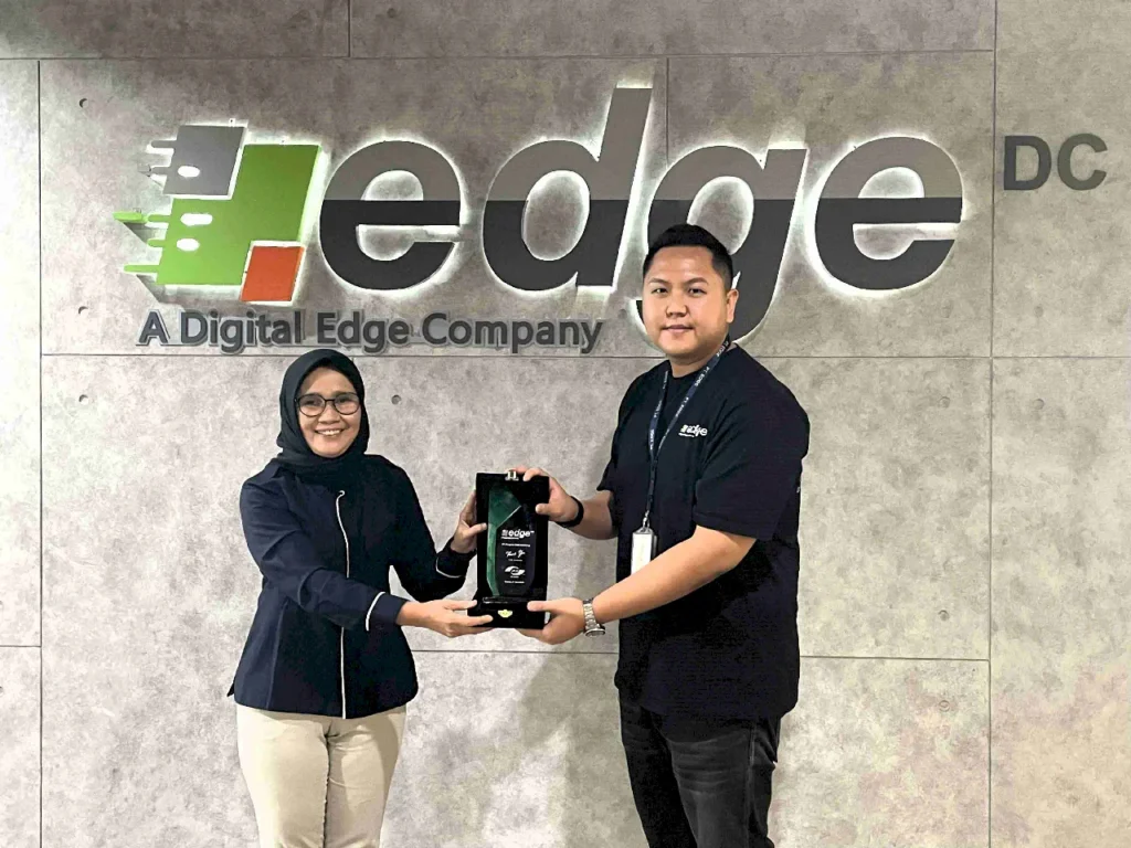 Placard handover from EDGE DC to APJII Jakarta.